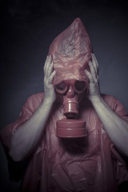 adam kırmızı maske ve plastik elbise