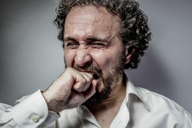 yoğun ifade olan adam