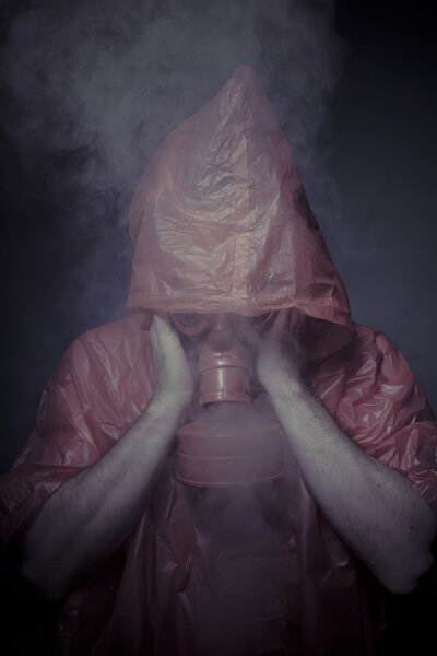 Человек в красной маске и пластмассовом костюме
