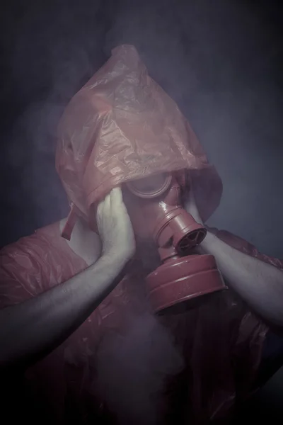 Man met rode masker en plastic pak — Stockfoto