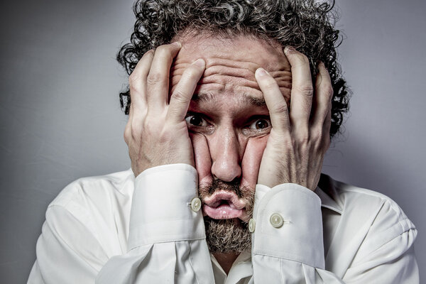 Человек с интенсивным выражением
