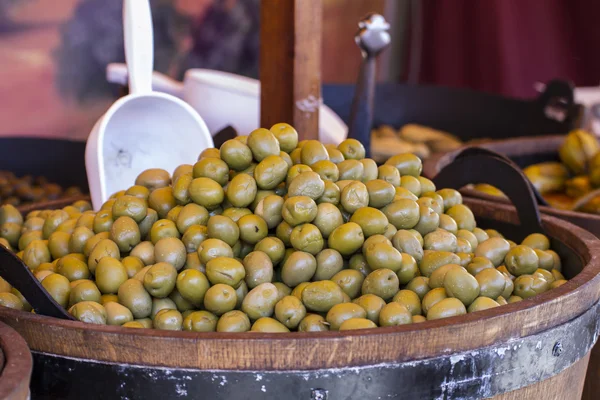 Tambores de madera con aceitunas —  Fotos de Stock