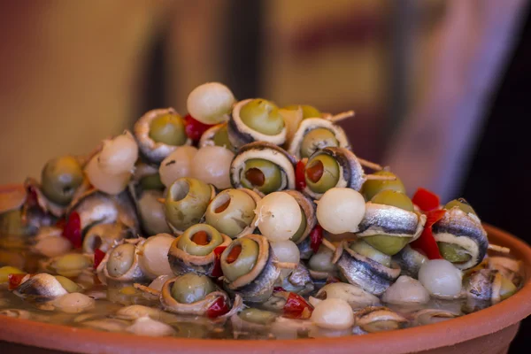 Дерев'яні барабани з оливками — стокове фото
