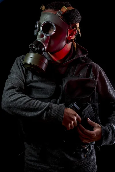 Prive-detective met gas masker — Stockfoto