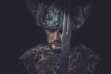 Viking savaşçısı büyük bir kılıç ile