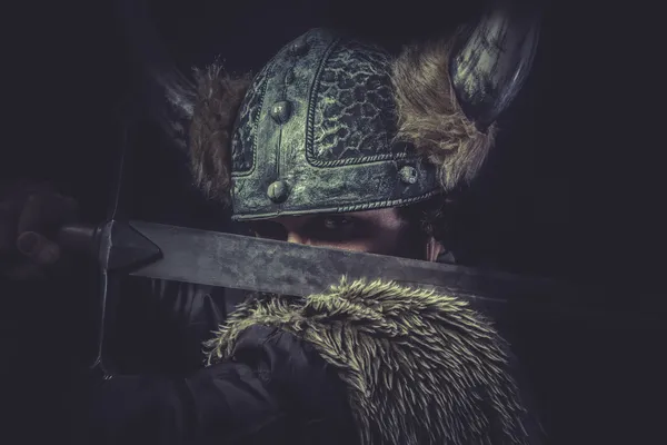 Guerrier viking avec une énorme épée — Photo