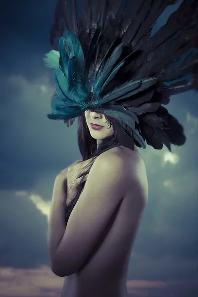 Femme avec masque de plume coloré — Photo