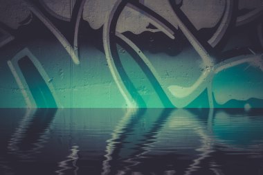 grafiti yansıma su