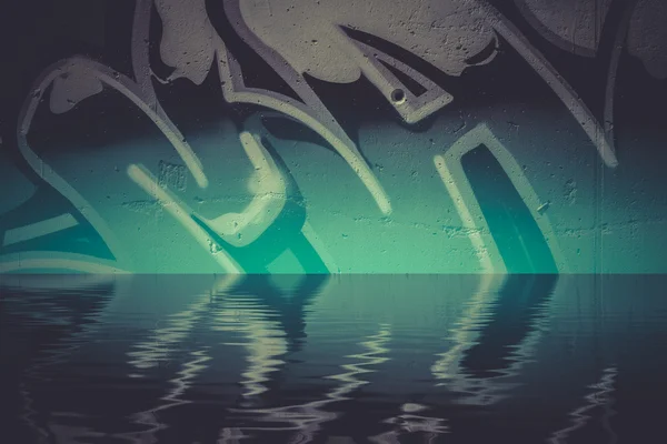 Graffiti tükörképét a vízben — Stock Fotó