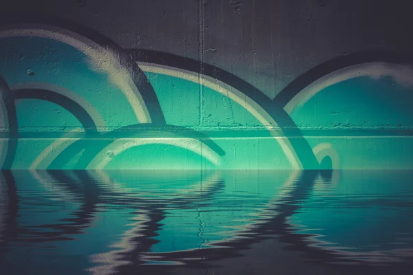 Graffiti weerspiegeling in het water — Stockfoto