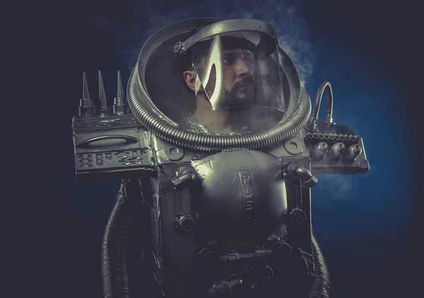 Человек-робот в космической броне — стоковое фото