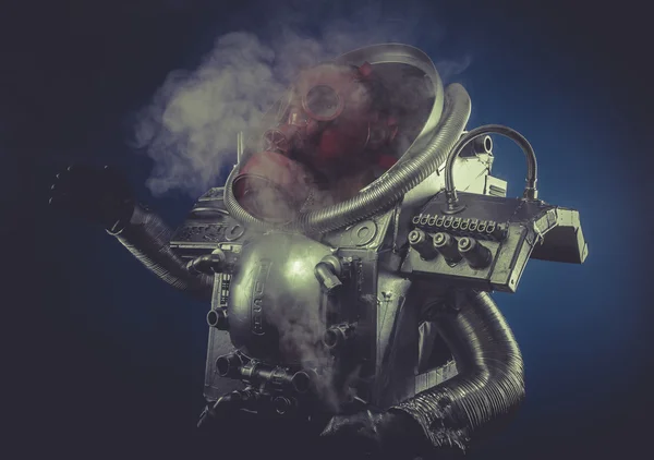 Человек-робот в космической броне — стоковое фото