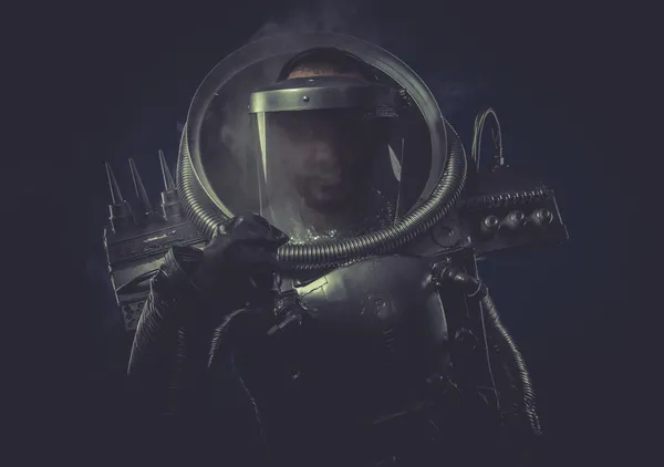 Homem robô em prata armadura espaço — Fotografia de Stock