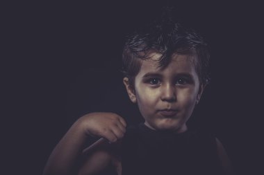 geri-slicked saçlı çocuk