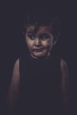 Komik saçlı çocuk