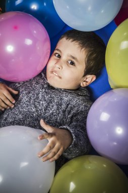 Balonlar ile oynayan çocuk