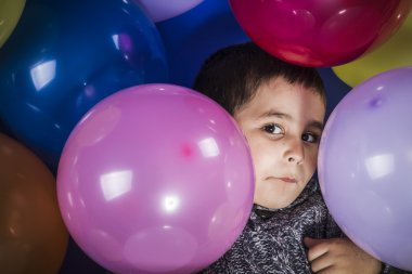 Balonlar ile oynayan çocuk