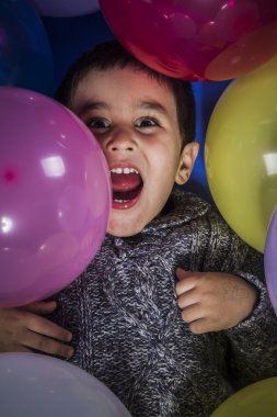 Balonlar ile oynayan çocuk