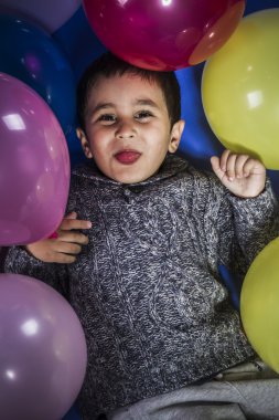 Balonlar ile oynayan çocuk