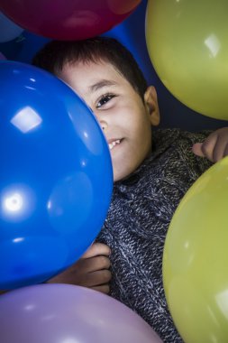 Balonlar ile oynayan çocuk