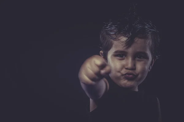 Niño con el pelo lamiendo la espalda —  Fotos de Stock