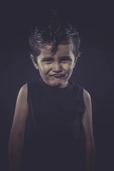 Junge mit zurückgeschnittenem Haar — Stockfoto