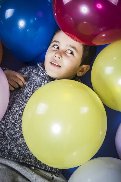 Junge spielt mit Luftballons — Stockfoto