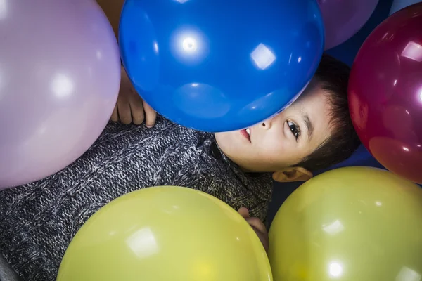 Jongen spelen met ballonnen — Stockfoto