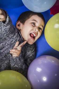 Balonlar ile oynayan çocuk