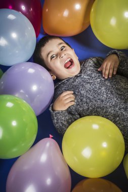 Balonlar ile oynayan çocuk