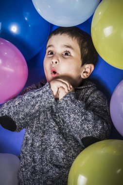 Balonlar ile oynayan çocuk