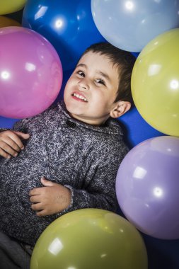 Balonlar ile oynayan çocuk