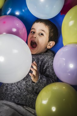 Balonlar ile oynayan çocuk