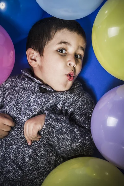 Pojke leker med ballonger — Stockfoto