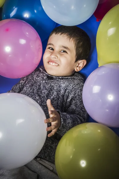 Jongen spelen met ballonnen — Stockfoto