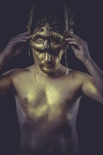 Человек с крыльями и золотым шлемом — стоковое фото