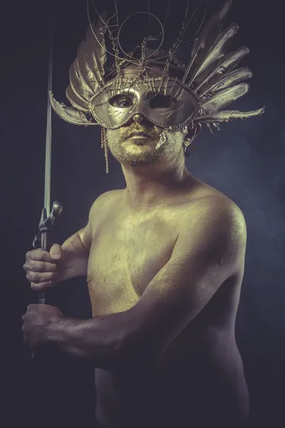 Homem com asas e capacete dourado — Fotografia de Stock