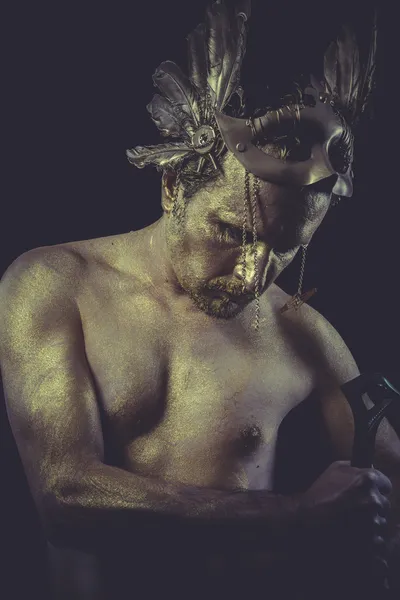 Uomo con corpo verniciato oro — Foto Stock
