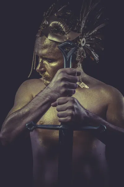 Uomo con corpo verniciato oro — Foto Stock