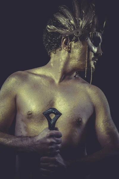 Hombre con cuerpo pintado de oro —  Fotos de Stock