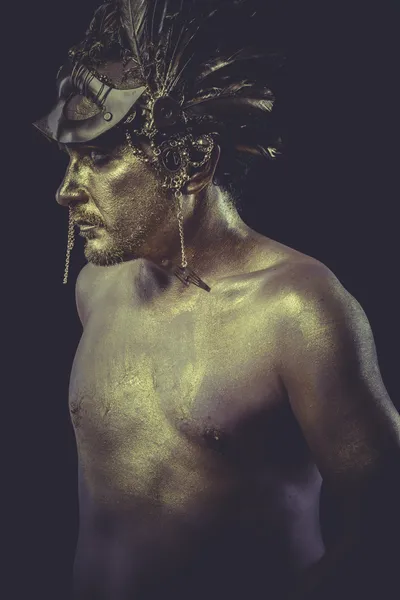 Man met lichaam geschilderd goud — Stockfoto