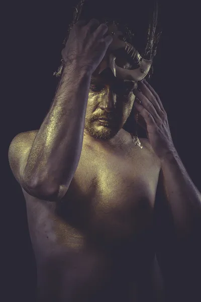Hombre con cuerpo pintado de oro — Foto de Stock