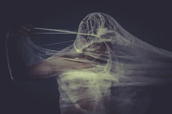 Mann in Spinnennetz gefangen — Stockfoto