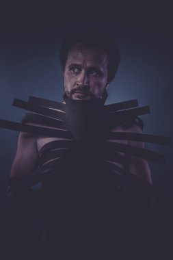 takım elbise siyah şeritler ile yapılan