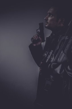 silah ile ciddi gangster