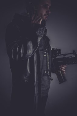 silah ile ciddi gangster