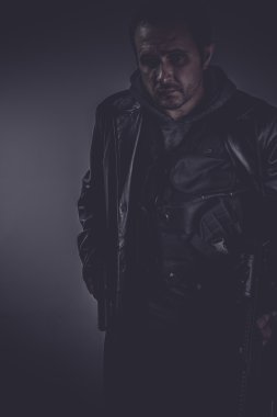 silah ile ciddi gangster