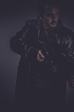 silah ile ciddi gangster
