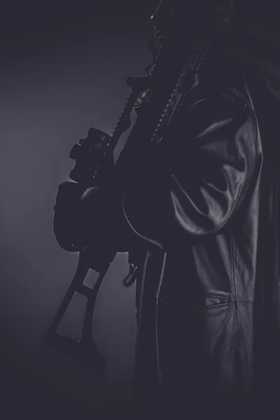 Man met lange lederen jas — Stockfoto