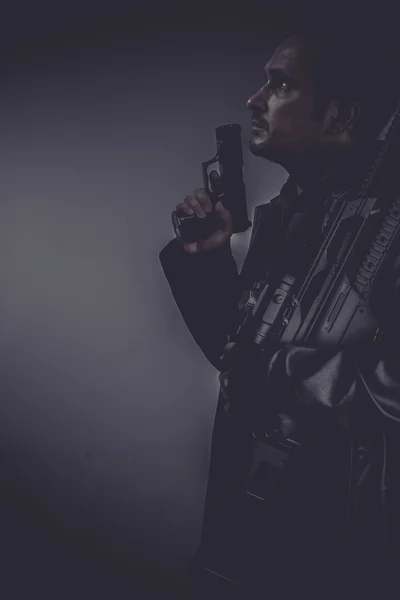 Serious gangster with gun — Stock Photo, Image